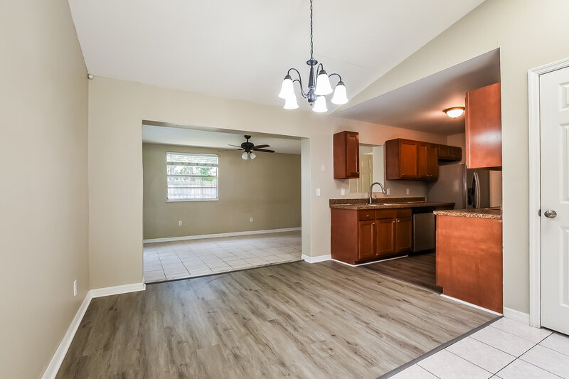 2,210/Mo, 724 Iowa Woods Cir E Orlando, FL 32824 Kitchen View 2