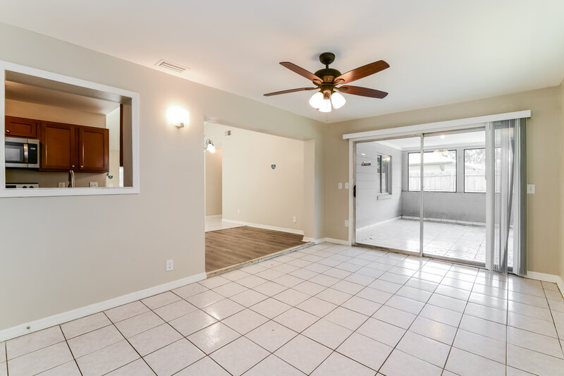 2,225/Mo, 724 Iowa Woods Cir E Orlando, FL 32824 Family Room View 2