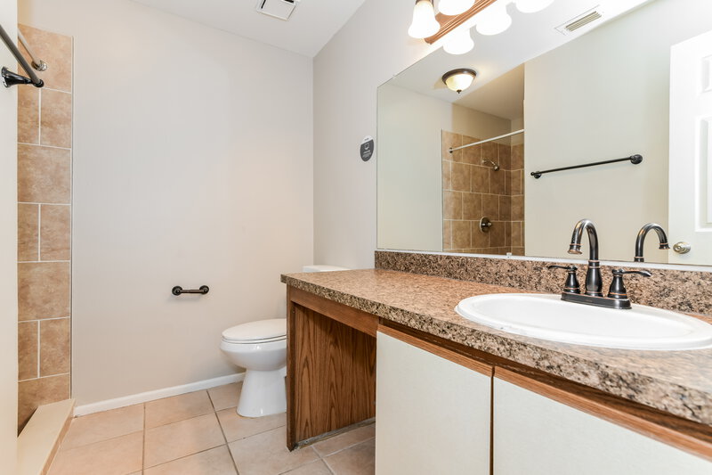 2,225/Mo, 724 Iowa Woods Cir E Orlando, FL 32824 Main Bathroom View