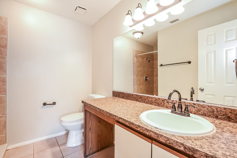 2,210/Mo, 724 Iowa Woods Cir E Orlando, FL 32824 Main Bathroom View