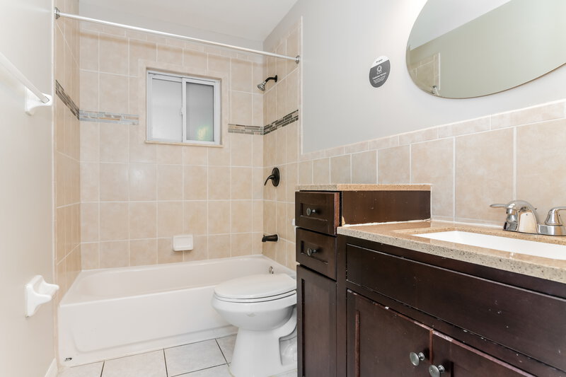 2,225/Mo, 724 Iowa Woods Cir E Orlando, FL 32824 Bathroom View