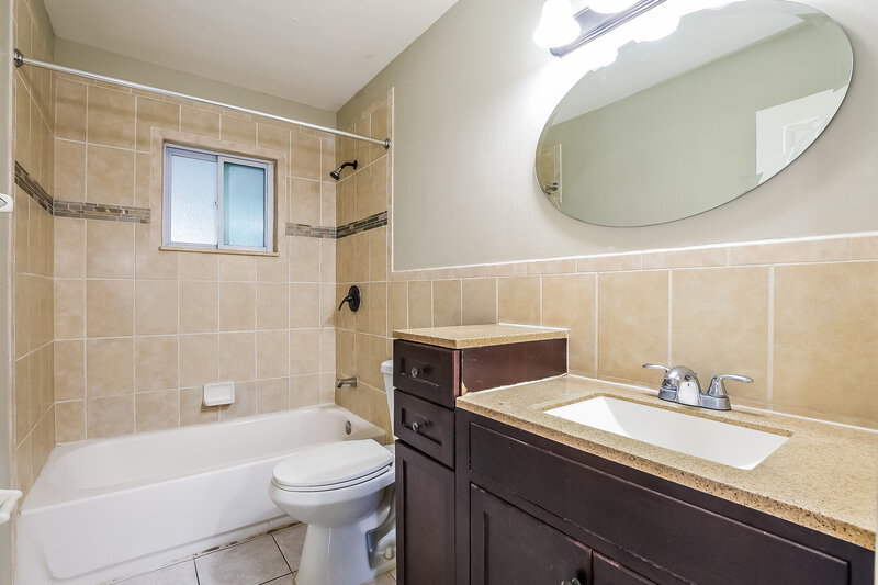 2,210/Mo, 724 Iowa Woods Cir E Orlando, FL 32824 Bathroom View