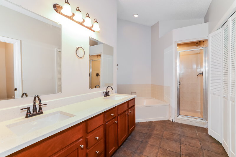 1,970/Mo, 211 Kingshill Court SE Winter Haven, FL 33884 Main Bathroom View