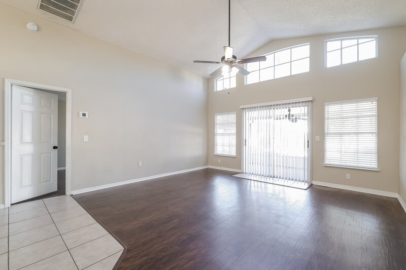 2,185/Mo, 931 Rivecon Ave Orlando, FL 32825 Living Room View 3