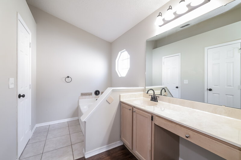 2,185/Mo, 931 Rivecon Ave Orlando, FL 32825 Main Bathroom View
