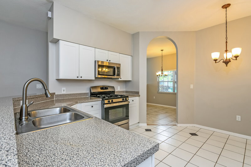 1,950/Mo, 112 Glenwood Boulevard Davenport, FL 33897 Kitchen View