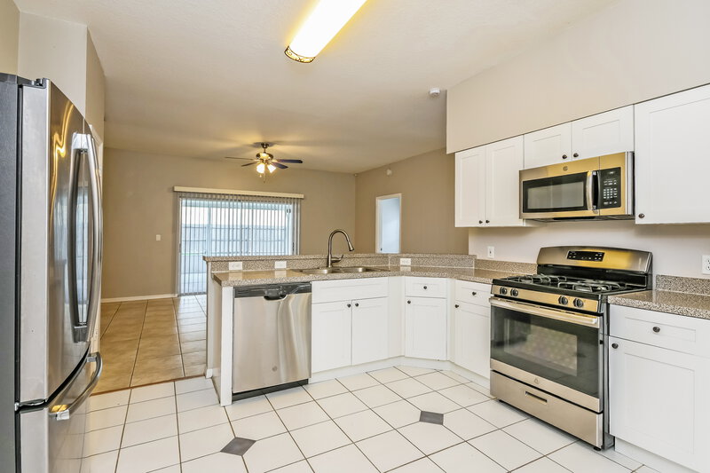 1,950/Mo, 112 Glenwood Boulevard Davenport, FL 33897 Kitchen View 2