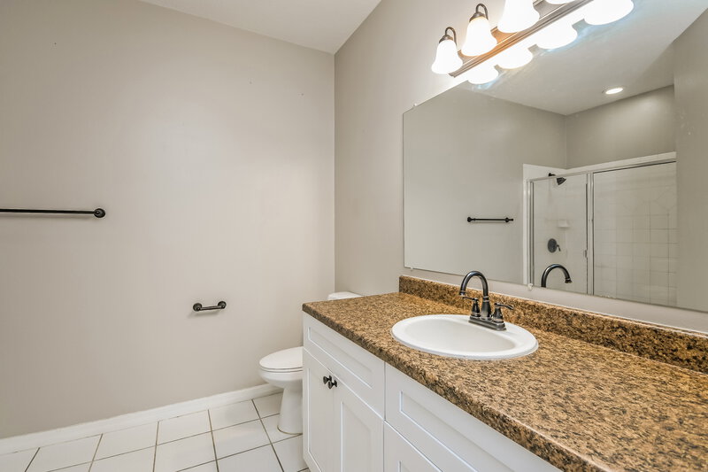 1,950/Mo, 112 Glenwood Boulevard Davenport, FL 33897 Main Bathroom View
