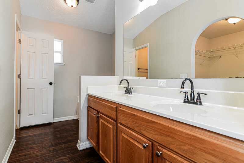 1,900/Mo, 308 Flint Street Haines City, FL 33844 Main Bathroom View