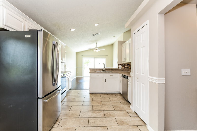 2,070/Mo, 1129 Pinedale Drive Davenport, FL 33897 Kitchen View 2