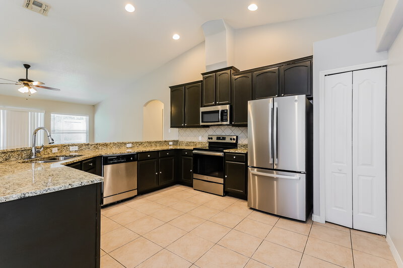 2,250/Mo, 2117 The Oaks Boulevard Kissimmee, FL 34746 Kitchen View
