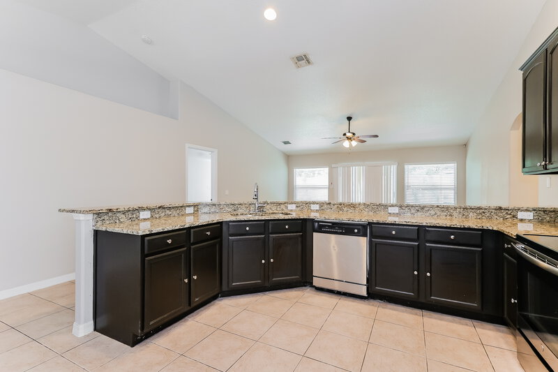 2,250/Mo, 2117 The Oaks Boulevard Kissimmee, FL 34746 Kitchen View 2