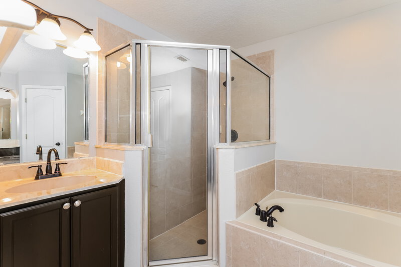 2,250/Mo, 2117 The Oaks Boulevard Kissimmee, FL 34746 Main Bathroom View