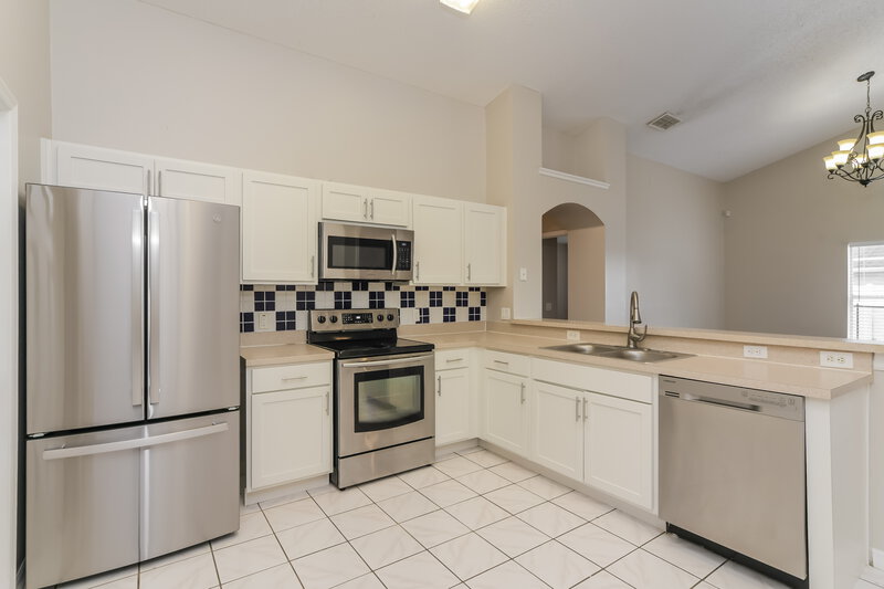 2,205/Mo, 572 Eagle Pointe S Kissimmee, FL 34746 Kitchen View