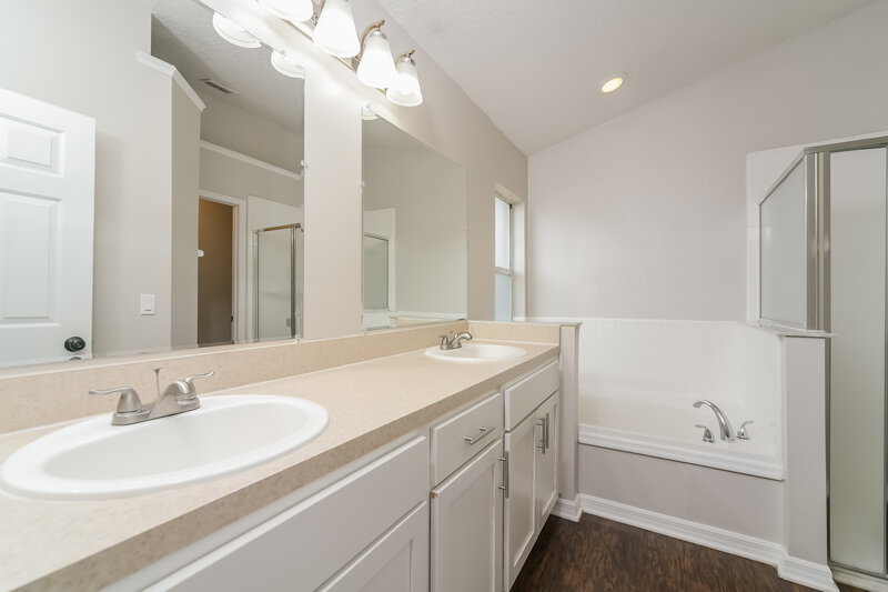 2,205/Mo, 572 Eagle Pointe S Kissimmee, FL 34746 Main Bathroom View