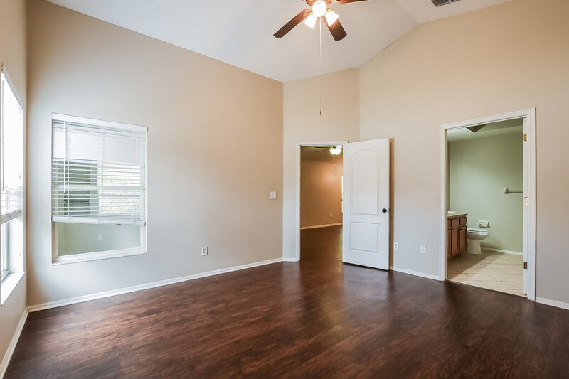 2,600/Mo, 1932 Wiregrass Court Orlando, FL 32826 Main Bedroom View 2