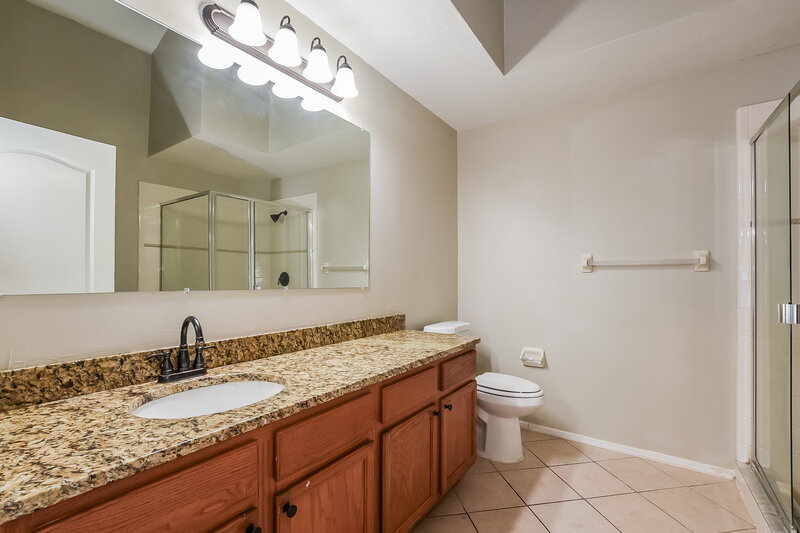 2,600/Mo, 1932 Wiregrass Court Orlando, FL 32826 Main Bathroom View