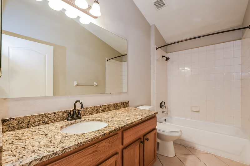 2,600/Mo, 1932 Wiregrass Court Orlando, FL 32826 Bathroom View