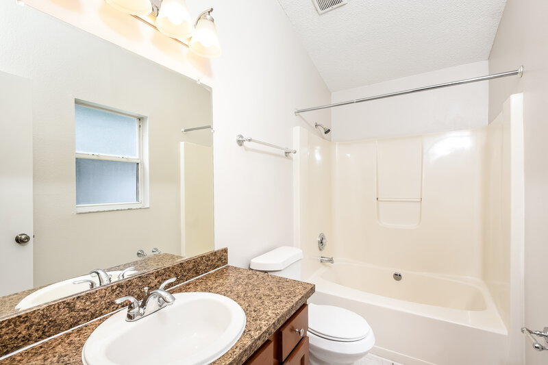 2,155/Mo, 9565 Violet Drive Orlando, FL 32824 Main Bathroom View