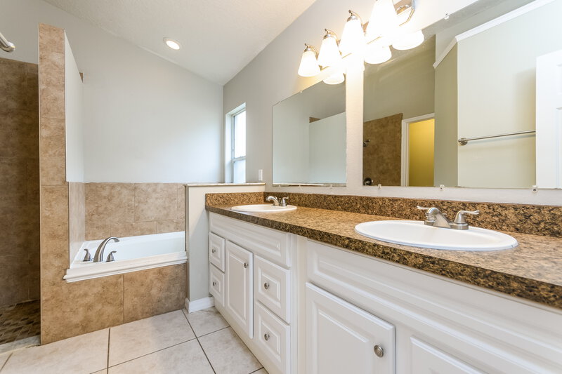 2,130/Mo, 2453 Shelby Cir Kissimmee, FL 34743 Main Bathroom View