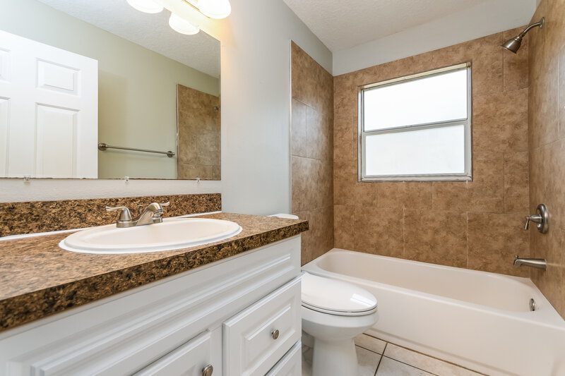 2,130/Mo, 2453 Shelby Cir Kissimmee, FL 34743 Bathroom View