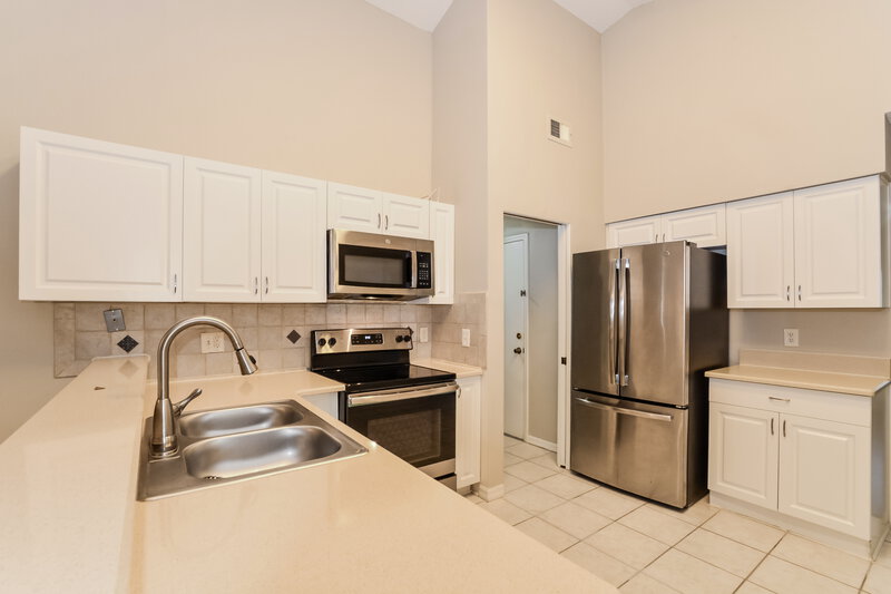 2,520/Mo, 12609 Whiterapids Drive Orlando, FL 32828 Kitchen View 2