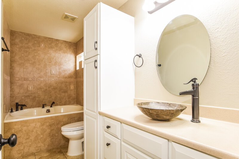 2,375/Mo, 12609 Whiterapids Drive Orlando, FL 32828 Main Bathroom View