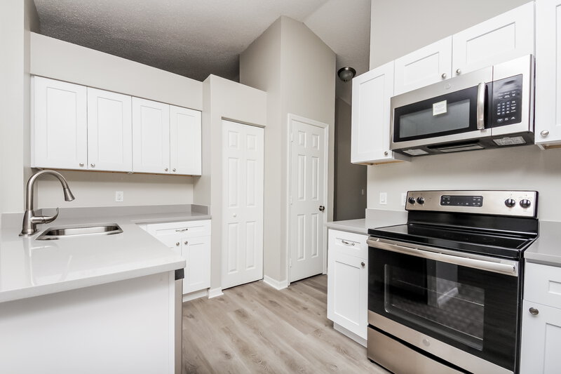 1,940/Mo, 613 Deauville Court Kissimmee, FL 34758 Kitchen View