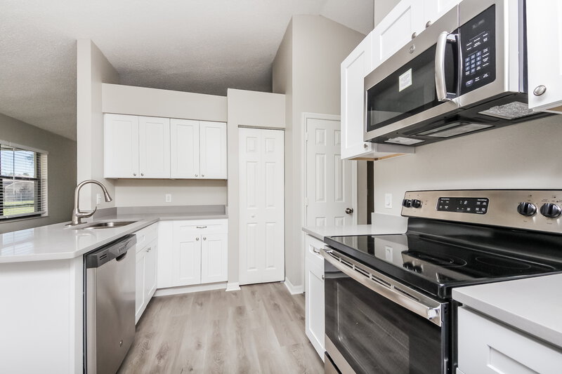 1,940/Mo, 613 Deauville Court Kissimmee, FL 34758 Kitchen View 2