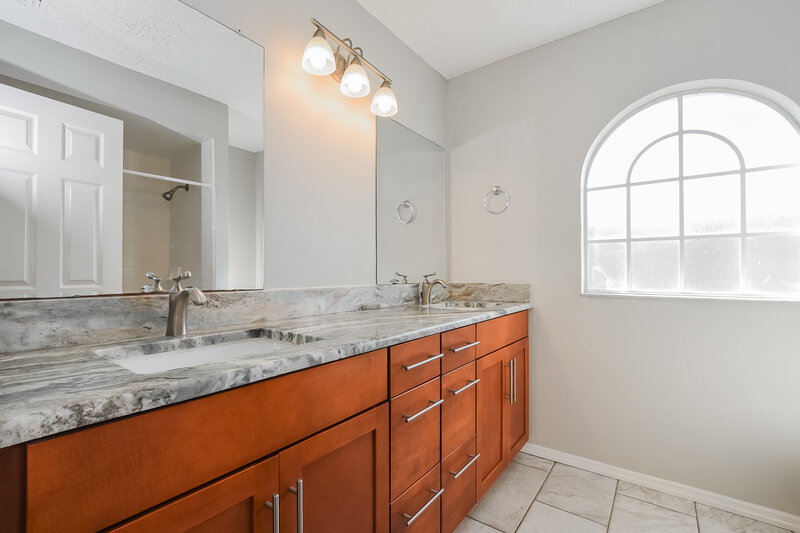 2,035/Mo, 8669 Wellington Loop Kissimmee, FL 34747 Main Bathroom View 2