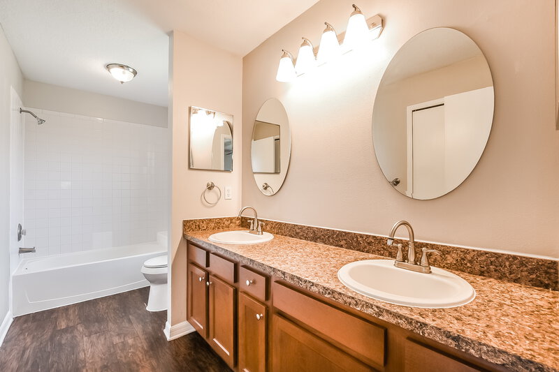 2,215/Mo, 145 Burnsed Place Oviedo, FL 32765 Main Bathroom View