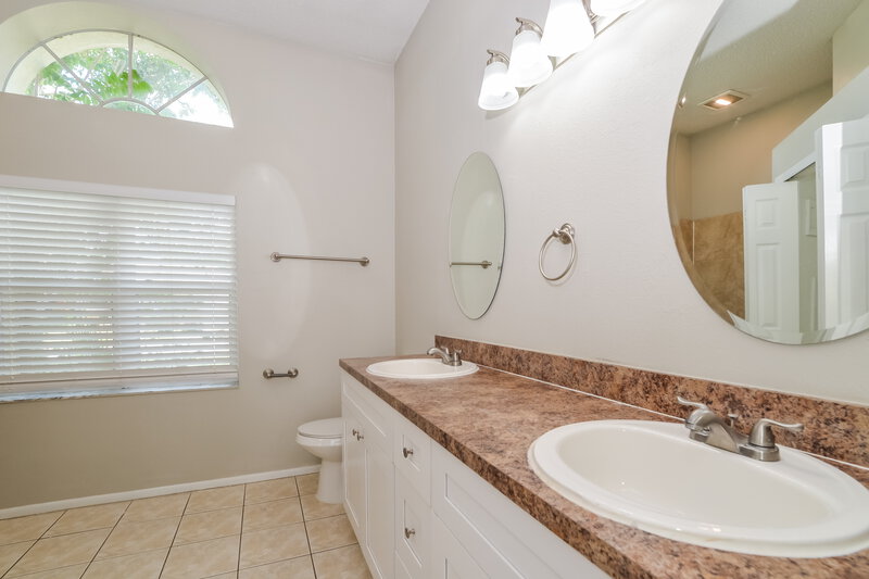 2,410/Mo, 1176 Countrywind Drive Apopka, FL 32703 Main Bathroom View