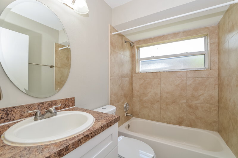 2,410/Mo, 1176 Countrywind Drive Apopka, FL 32703 Bathroom View