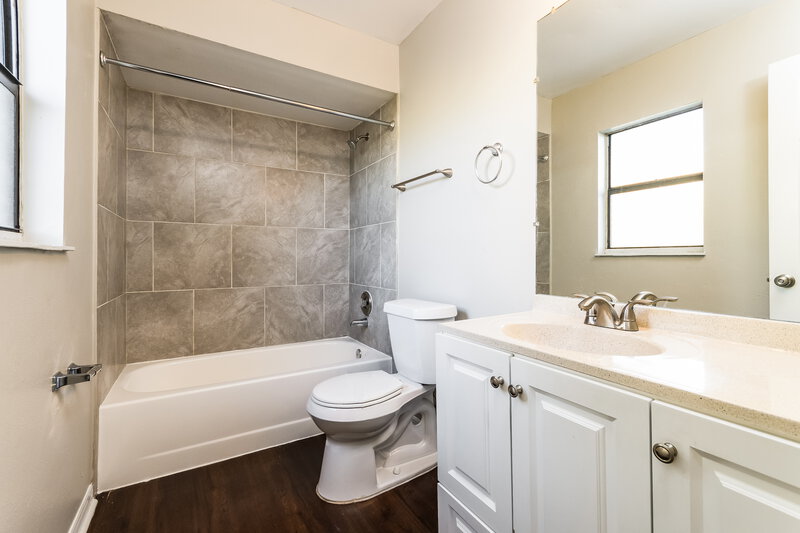 1,770/Mo, 319 Colonade Court Poinciana, FL 34758 Main Bathroom View