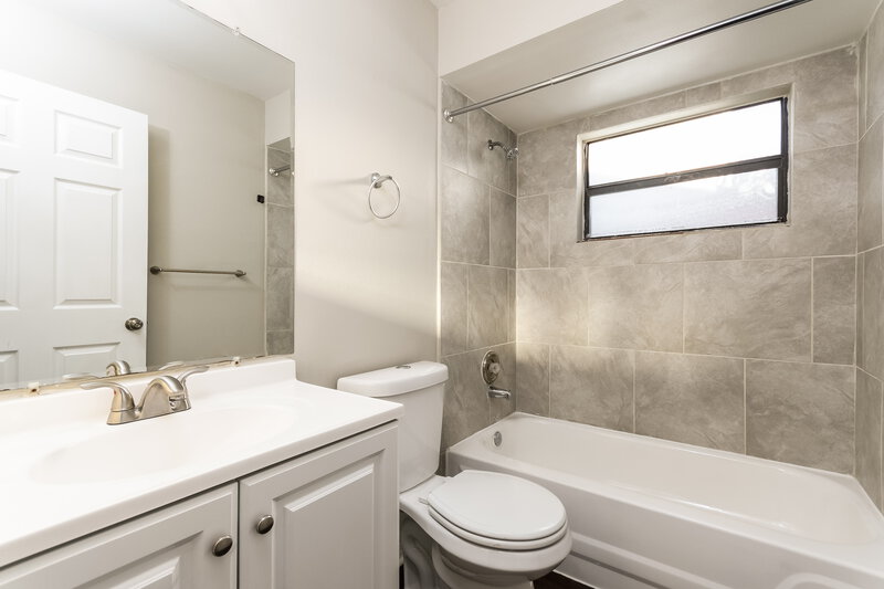 1,770/Mo, 319 Colonade Court Poinciana, FL 34758 Bathroom View