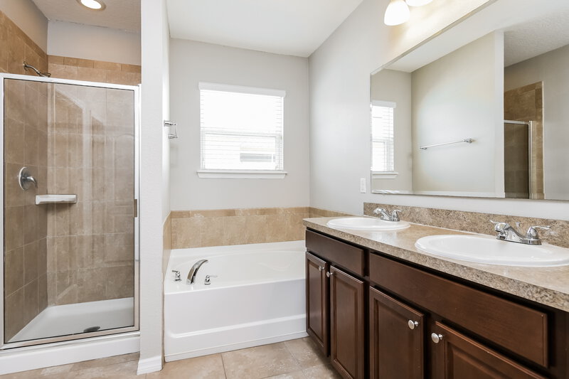 2,195/Mo, 5025 Brenton Manor Avenue Winter Haven, FL 33881 Main Bathroom View