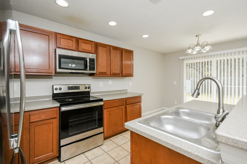 2,045/Mo, 16812 Gold Star Ct Clermont, FL 34714 Kitchen View 2