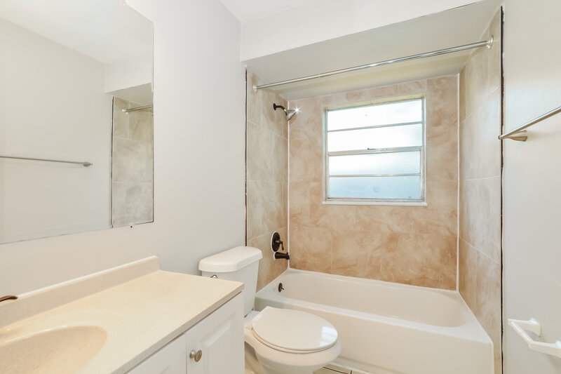 2,405/Mo, 9124 Palos Verde Drive Orlando, FL 32825 Main Bathroom View