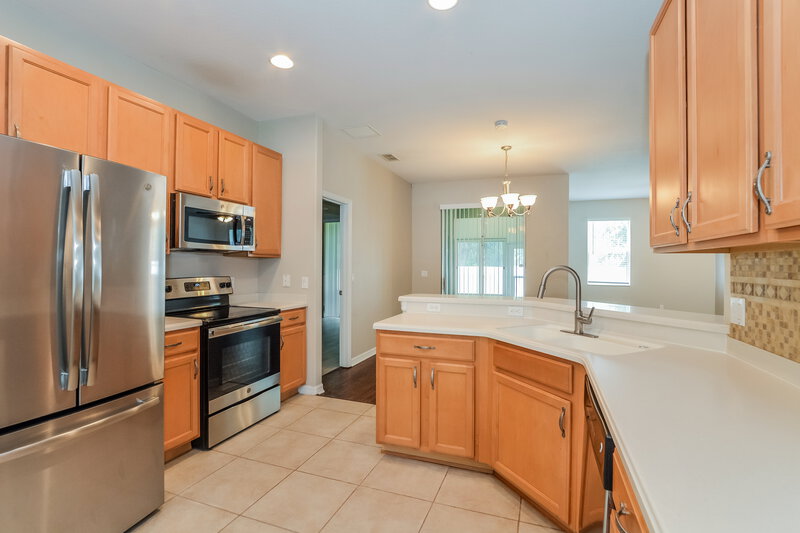 2,075/Mo, 706 Auburn Preserve Blvd Auburndale, FL 33823 Kitchen View