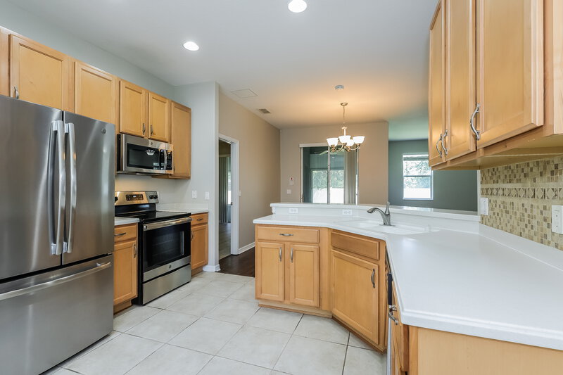 2,165/Mo, 706 Auburn Preserve Blvd Auburndale, FL 33823 Kitchen View 2