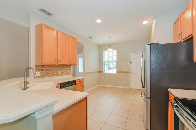 2,075/Mo, 706 Auburn Preserve Blvd Auburndale, FL 33823 Kitchen View 2