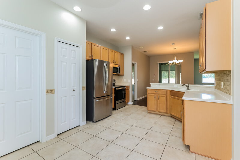 2,165/Mo, 706 Auburn Preserve Blvd Auburndale, FL 33823 Kitchen View 3