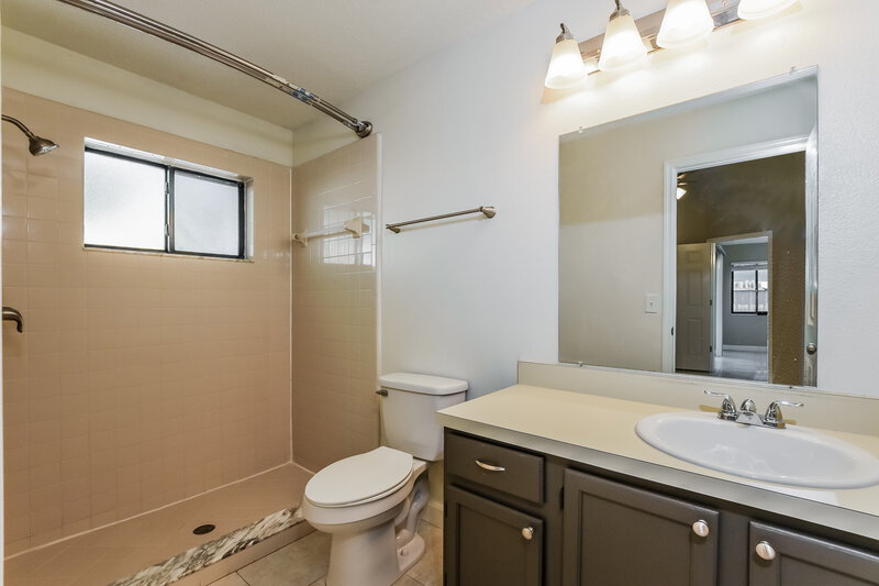 3,270/Mo, 149 River Chase Dr Orlando, FL 32807 Main Bathroom View