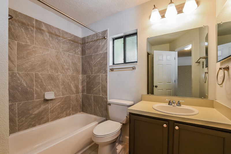 3,270/Mo, 149 River Chase Dr Orlando, FL 32807 Bathroom View