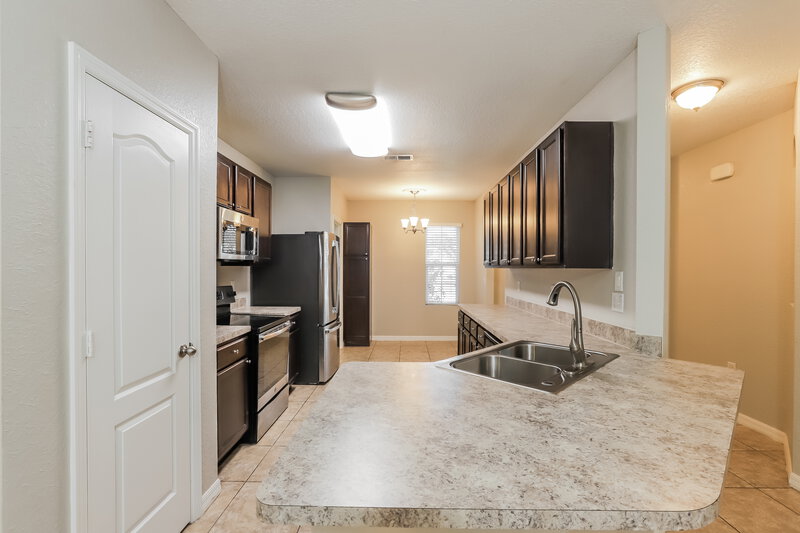 2,125/Mo, 1633 Wallace Manor Boulevard Winter Haven, FL 33880 Kitchen View 2
