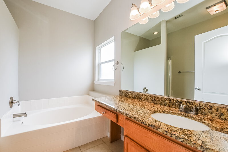 2,560/Mo, 322 Fieldstream West Blvd Orlando, FL 32825 Main Bathroom View