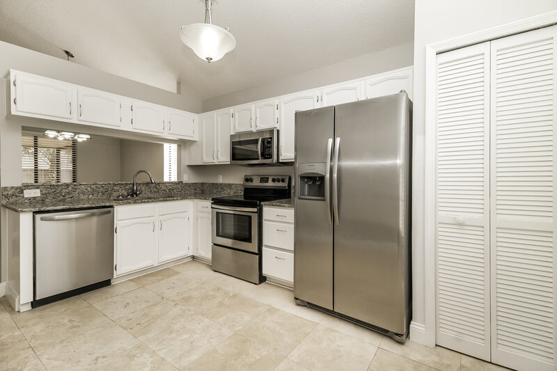 2,220/Mo, 2001 Piedmont Park Boulevard Apopka, FL 32703 Kitchen View