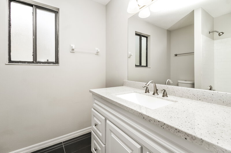2,220/Mo, 2001 Piedmont Park Boulevard Apopka, FL 32703 Main Bathroom View 2