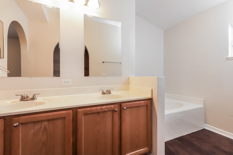 1,785/Mo, 1767 Eagle Pines Circle Eagle Lake, FL 33839 Main Bathroom View