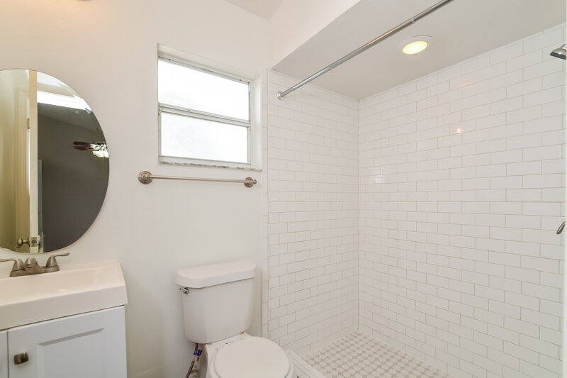 2,235/Mo, 14280 Rensselaer Rd Orlando, FL 32826 Main Bathroom View